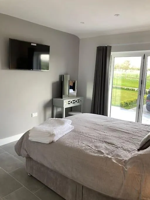 Brand New Purpose Built 3 Bedroom Holiday Barn Bonvilston Holiday home